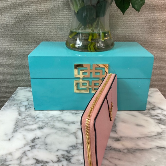 NWOT Authentic Versace V Grainy Calf Leather Soft Pink Zip Around Long Wallet - Picture 4 of 7